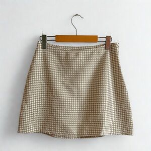 Vintage Houndstooth Mini Skirt in Cream and Beige, size 4